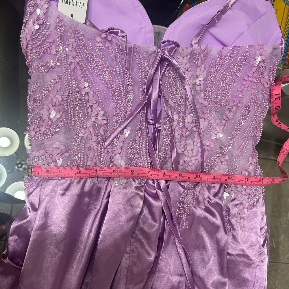 Elegant Lavender Evening Gown
Caja 9 - Picture 4 of 7